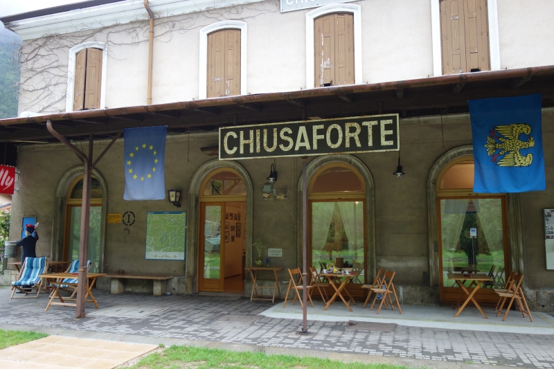 italská kavárna na zrušeném nádraží v Chiusaforte