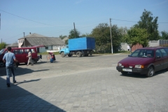 parkoviště před obchodem na Ukrajině
