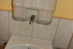 umyvadlo s nádobou na vodu